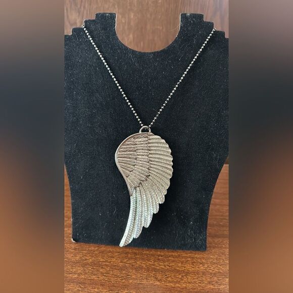 Angle wing necklace - Picture 1 of 6